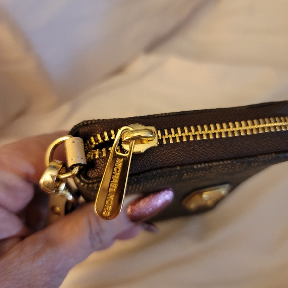 Michael Kors Fulton Large Flat Multi Function PVC Phone Case Wallet (Brown) - Picture 5 of 5